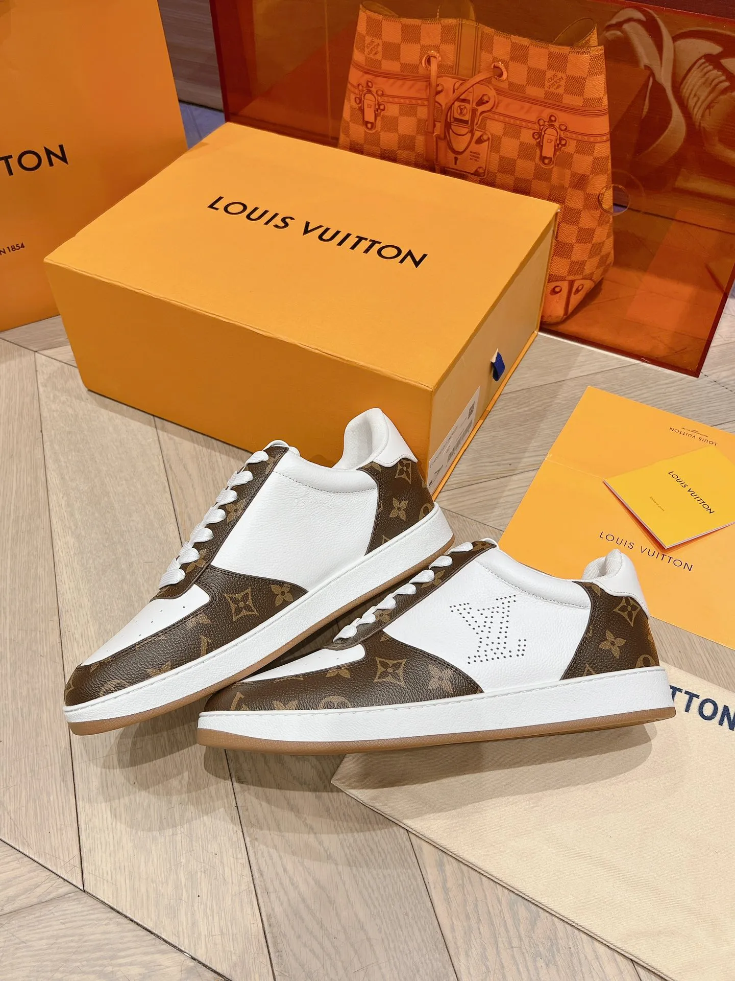 👟👟Ex-factory price 680👟👟 LV new white shoes men's letter series letter color matching pure cowhide 3D printed breathable holes men's casual business travel shoes👟full of comfort Size number: 39-45